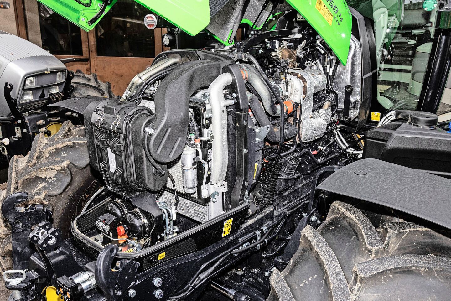 Motoren an heutigen Traktoren sind mit unzähligen Komponenten ausgerüstet, welche mit Sensoren überwacht werden. Die elektronische Motorsteuerung erlaubt einen emissionsarmen Betrieb und eine hohe Leistungsdichte.