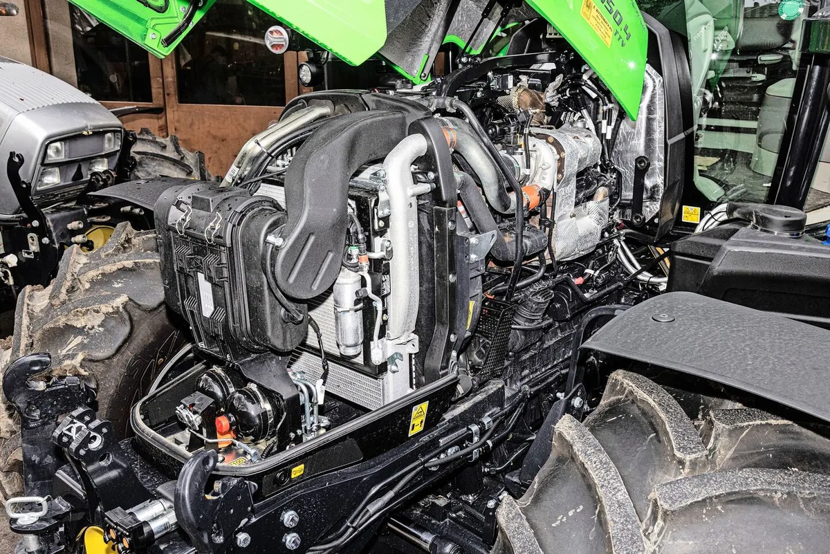 80c931455ff7230c5a3e8ea3f4e281c6c8011302b7e58101043462968af2bcae Motoren an heutigen Traktoren sind mit unzähligen Komponenten ausgerüstet, welche mit Sensoren überwacht werden. Die elektronische Motorsteuerung erlaubt einen emissionsarmen Betrieb und eine hohe Leistungsdichte.