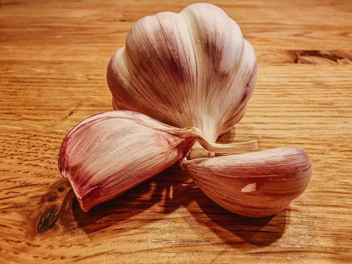 Knoblauch gehört in viele Küchen. Er soll gegen Viren, Bakterien und Pilze wirken.