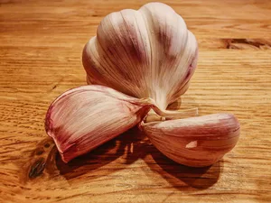 Knoblauch gehört in viele Küchen. Er soll gegen Viren, Bakterien und Pilze wirken.