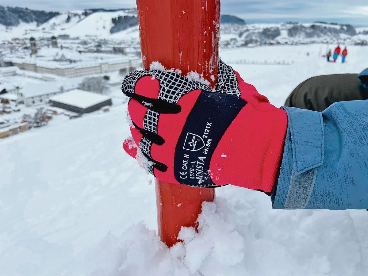 Winter-Arbeitshandschuhe sind einer Vielzahl an Belastungen ausgesetzt. Daher gibt es Modelle aus den unterschiedlichsten Materialien.
