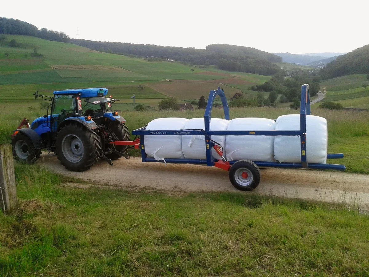 6bfc93c1505c2b2096c3ca81291f038a1dad1516 Der Ballen-Selbstlader von Wenger ist mit hydraulischen Bremsen ausgerüstetund kann auch mit kleineren Traktoren sicher eingesetzt werden. Bild: zVg