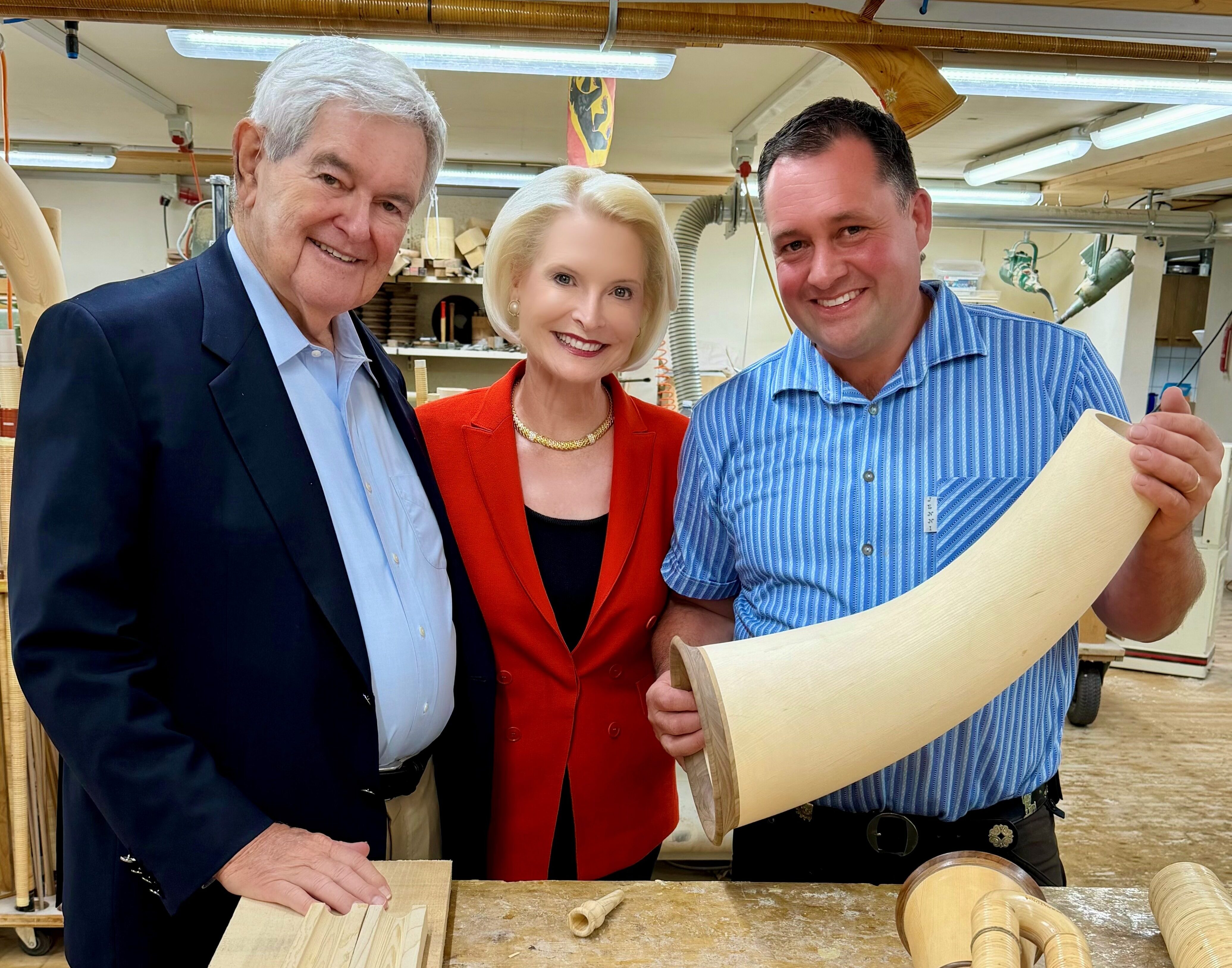 Newt und Callista Gingrich lassen sich von Heinz Tschiemer (rechts) das Handwerk des Alphornbaus erklären.