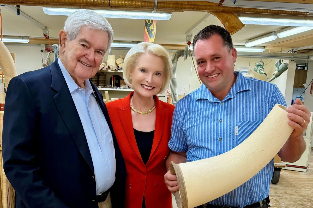 Bernatone Visit – October 5 2026 – 1 Newt und Callista Gingrich lassen sich von Heinz Tschiemer (rechts) das Handwerk des Alphornbaus erklären.
