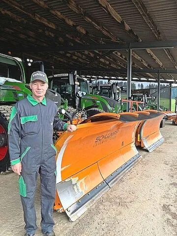 ac2640bbc477153ef9bd516ae19604d13b85c28e7a0ac93ccf587fb82d75633e Thomas Wirz und seine Winterdienstflotte.