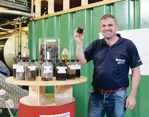 Neuartige Kombination aus Verkohlungs- und Vergärungsprozessen: Andreas Mehli mit dem fertigen Produkt, einem Stück Braunkohle, in der Hand.