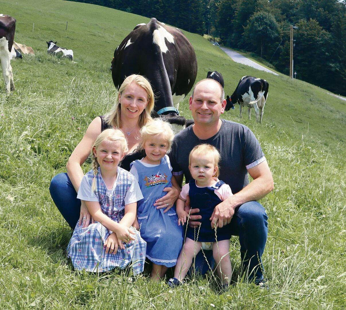 Angela und Markus Bieri mit ihren Töchtern Sarina, Ariane und Vanessa auf der Weide ihres Hofes Unteregg im Entlebuch. Sohn Silvan fehlt auf dem Foto.