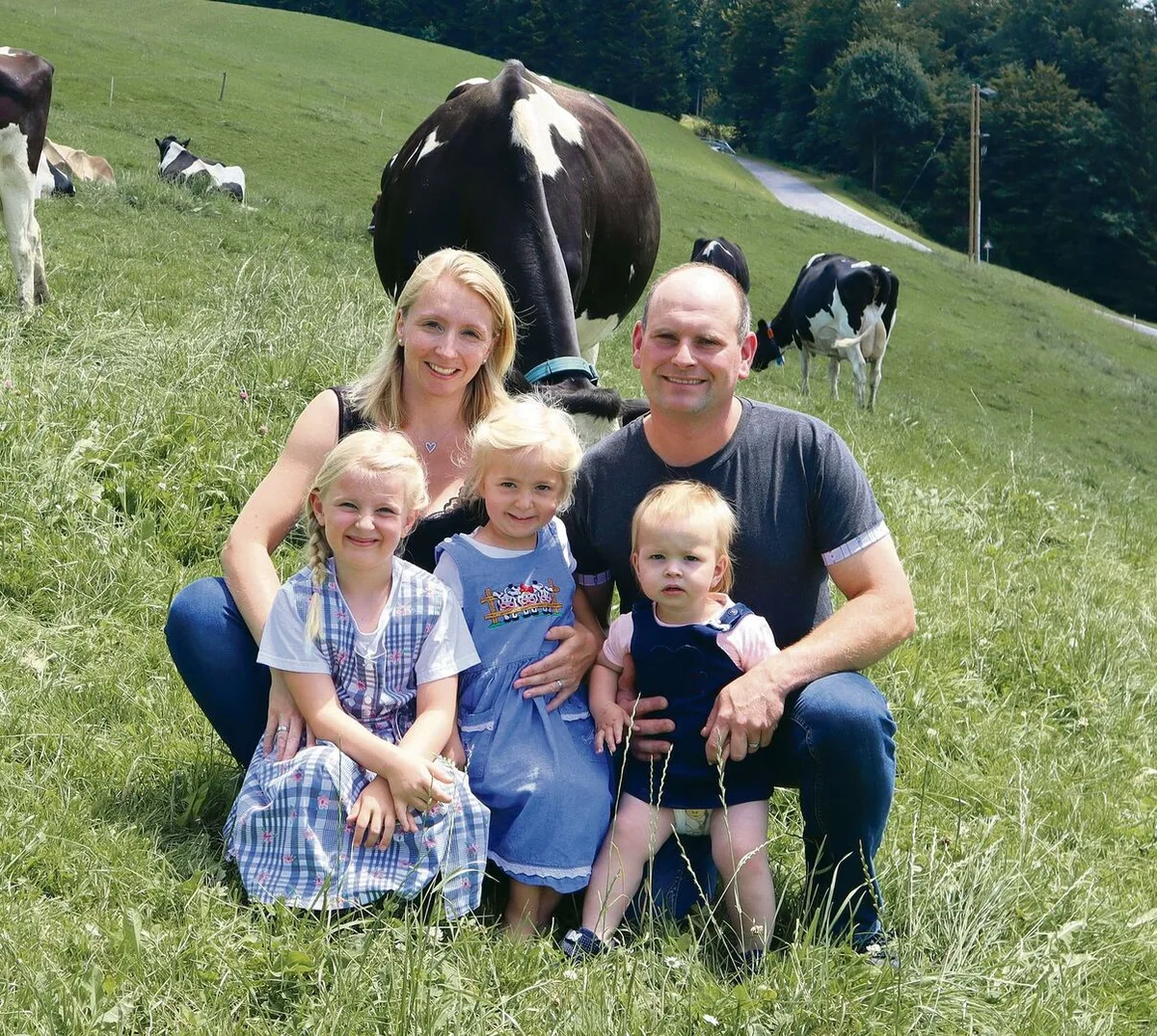 686d8bf7ead417f59200903358d04ab3976043568e7ef5b11a512aa8c2c8d5b5 Angela und Markus Bieri mit ihren Töchtern Sarina, Ariane und Vanessa auf der Weide ihres Hofes Unteregg im Entlebuch. Sohn Silvan fehlt auf dem Foto.