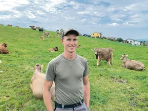 Matthias Käslin vom Schwarzholz in der Weide mit den OB-Mutterkühen, Natura-Veal und dem Limousin-Stier, nahe beim Siedlungsgebiet Nottwil.