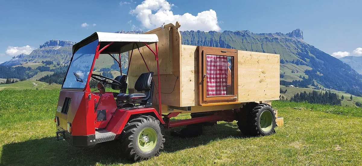 ce57e24a383c94440fd23af940d3353f60180c868fe637bac818cb7a60eb129d So kann Agrotourismus aussehen: das Sternenhimmelbett vom Schottenhof Lochsitli.