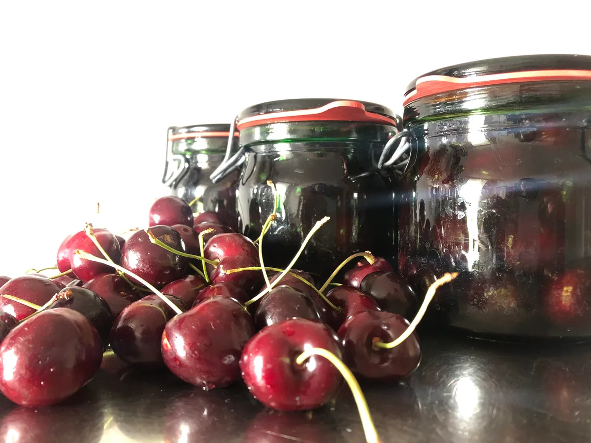 12ff3e1a0128c1eec38f3f13630f0fe761091bc1 Ob Kirschen, Bohnen, Rhabarber oder Kürbis: Sehr viele Obstsorten, Beeren und Gemüse eignen sich fürs Sterilisieren. (Bild Esther Thalmann)