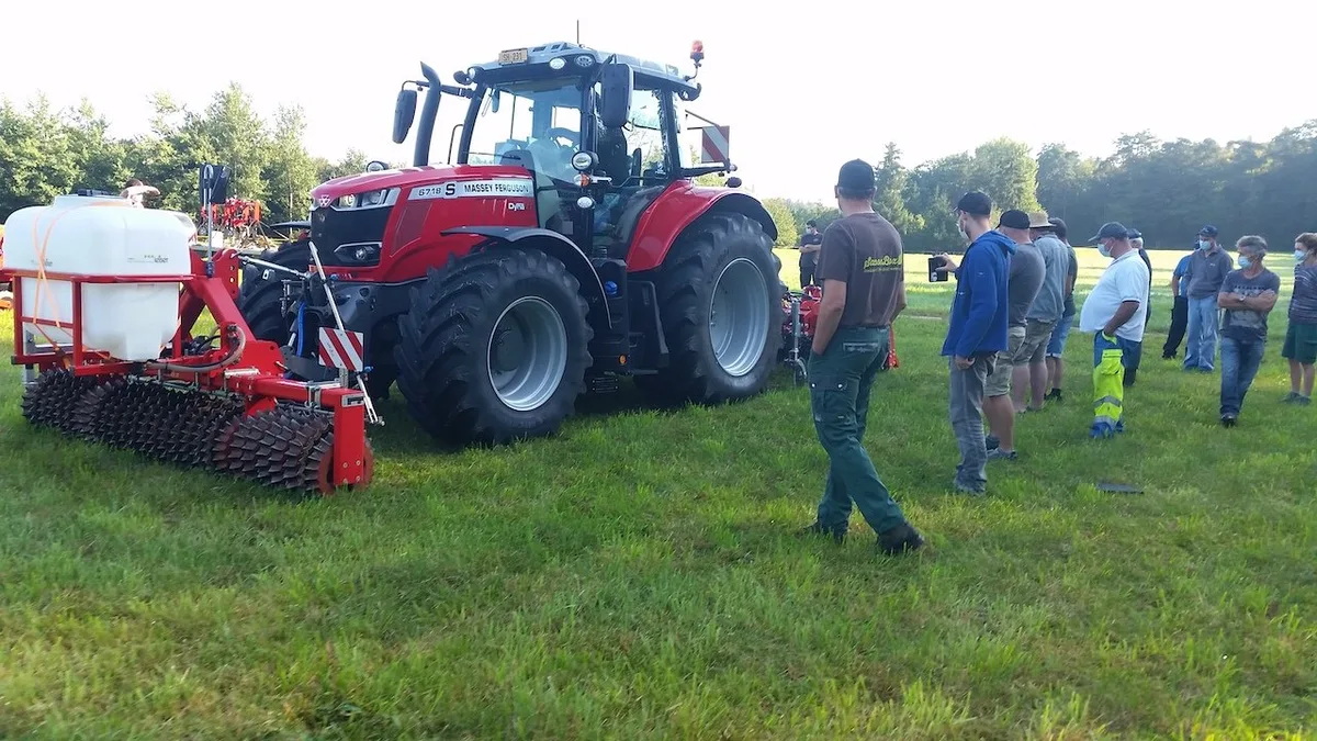 04c51b1ec6546c58e7ecb1186fb3b670e504b0ca Die Tiefenlockerung beim Grasland interessiert die Landwirte. Bei verdichteten Böden kann die Ertragseinbusse um 20 Prozent reduziert werden. Bild: Grangeneuve