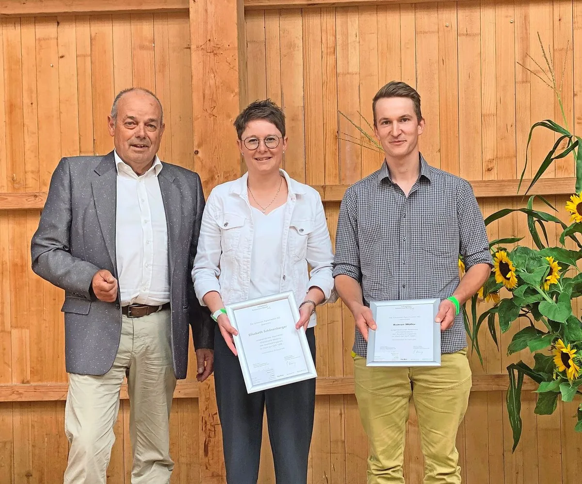 777932ccabcbbcbaa9fe81cfa5d9fba1f90d12c9adcb745fede0700441f6f28d Markus Aebi (l.) überreichte Elisabeth Schönenberger und Ramon Müller an der Diplomfeier den Agrarmedienpreis.