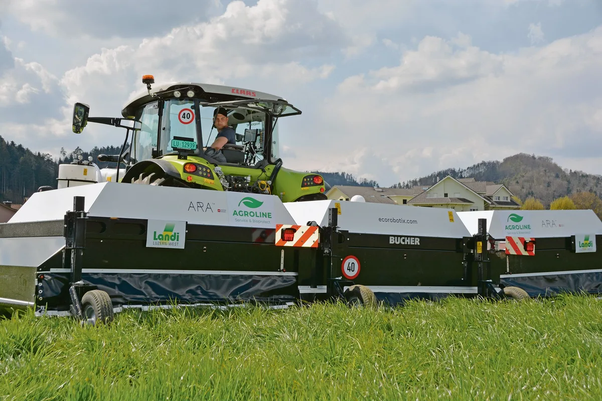 b54f62cc4cf3259ae2abf8455df6f049313ea081 Künstliche Intelligenz sorgt dafür, das dieses 6 m breite Anbaugerät mit 7 km/h über das Feld gezogen werden kann und dabei jede Blacke behandelt wird. (Bild Armin Emmenegger)