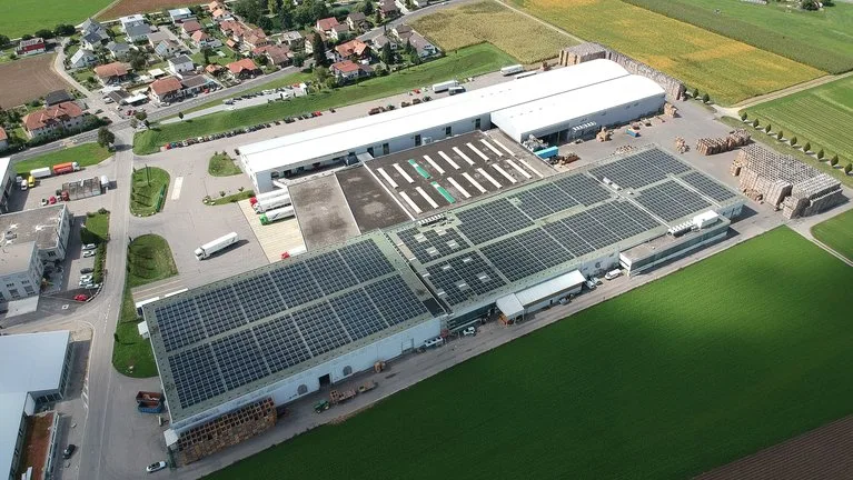 306fe563aaf866b8ba47895297d697e8b2b6ae91 Die PV-Anlage in Bätterkinden. (Bild Fenaco)