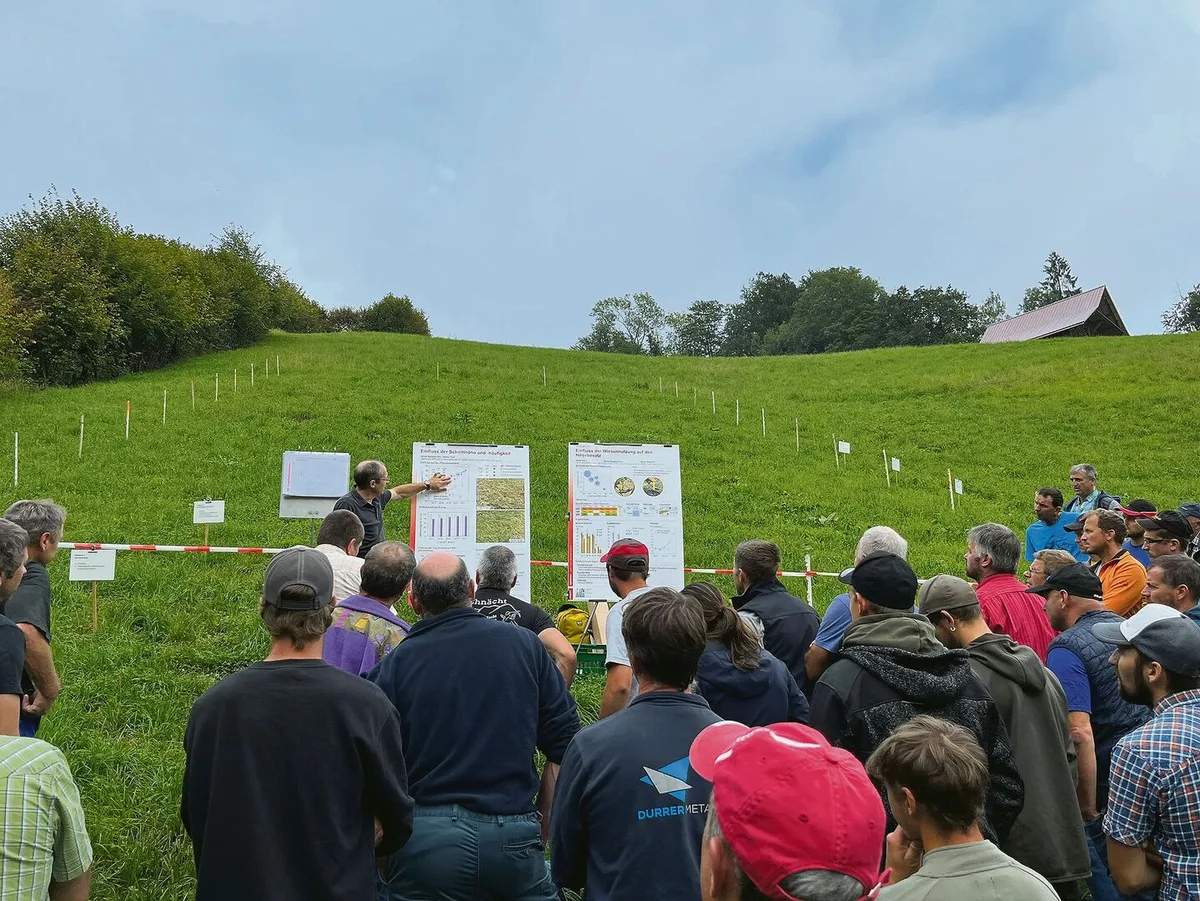 b4b7fb0d120084ddf9d157427dfe685ac38630677f8a39c28178746e192c943b Olivier Huguenin von Agroscope informiert vor den Versuchsflächen in Sarnen über Ursachen und Bekämpfung der Borstenhirse.