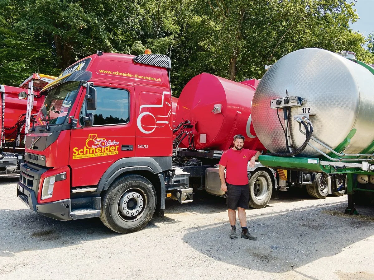 c1efd4d7293cd47cde759bede6bff0d866f0e0c8 Markus Schneider vor seinem Lastwagenpark. Der Transport ist eines von acht Geschäftsfeldern der Firma. Die Jubiläumskampagne heisst deshalb «wir geben 8». Damit wolle man aber auch dem Respekt gegenüber Umwelt und Umfeld Ausdruck geben. (Bilder akr)
