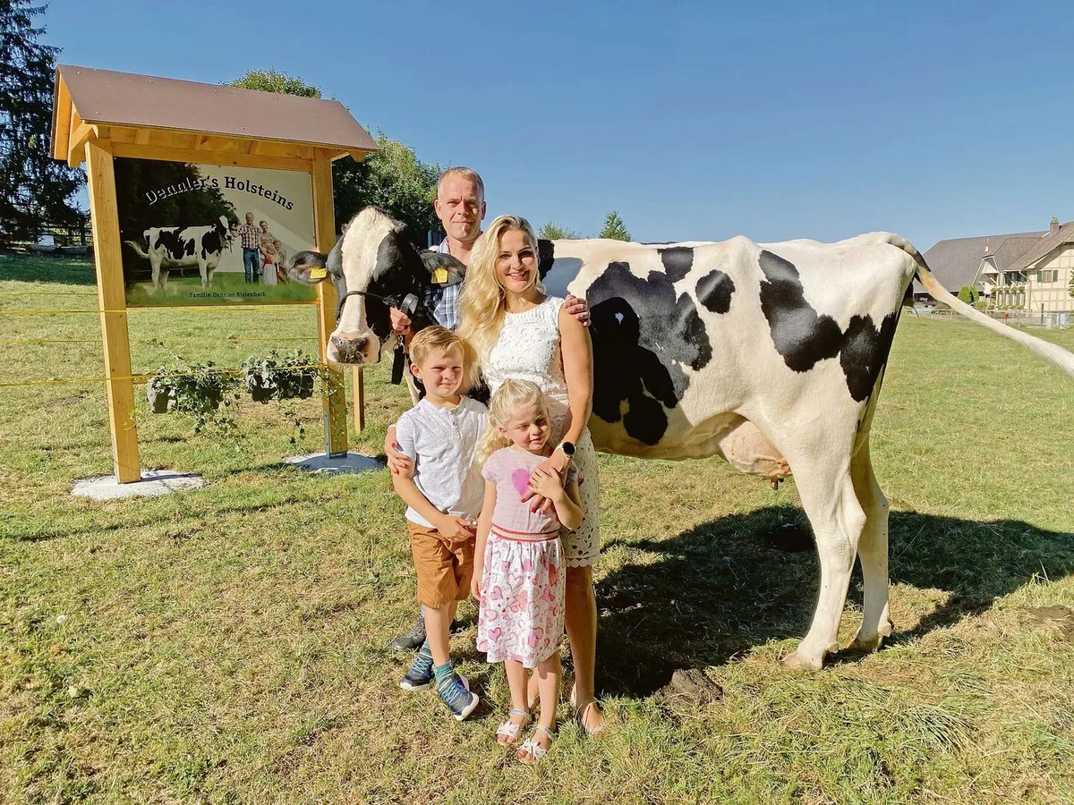c97894c0a17e53c93b3d7325ffefe41239ac0c9465cccbfdffeb4de6121b8b44 Melanie (36) und Werner Dennler (40) mit ihren Kindern Ruven (7) und Giulia (5) und Dennlers Alta-1st-Class Crespëina.