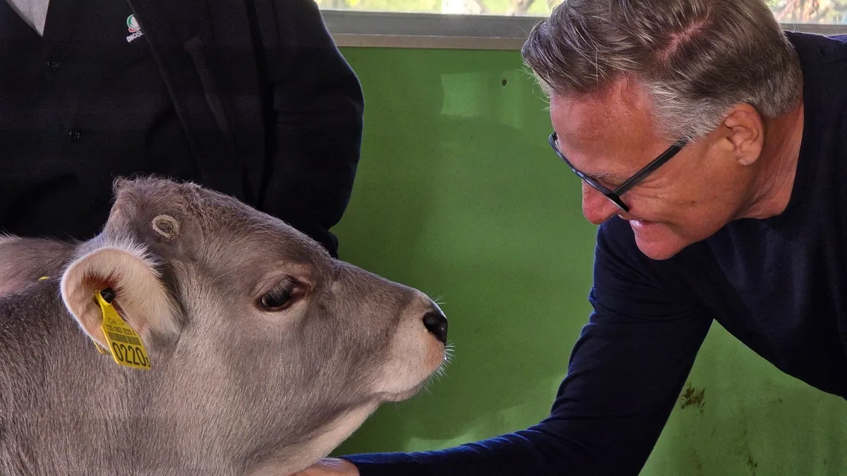 20251107_140840.jpg Mario Irminger geht. Der Migros-Boss ist ein Verfechter der nachhaltigen Landwirtschaft. Die Diskussion um tiefe Preise setzten dieser Nachhaltigkeit in der Migros in den letzten Jahren zu.