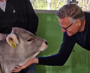 Mario Irminger geht. Der Migros-Boss ist ein Verfechter der nachhaltigen Landwirtschaft. Die Diskussion um tiefe Preise setzten dieser Nachhaltigkeit in der Migros in den letzten Jahren zu.
