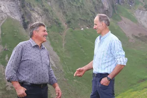 Zwischen Älpler Wisel Fassbind und Landwirt Ferdi Bisang (re.) besteht eine jahrzehntelange Vertrauensbasis.