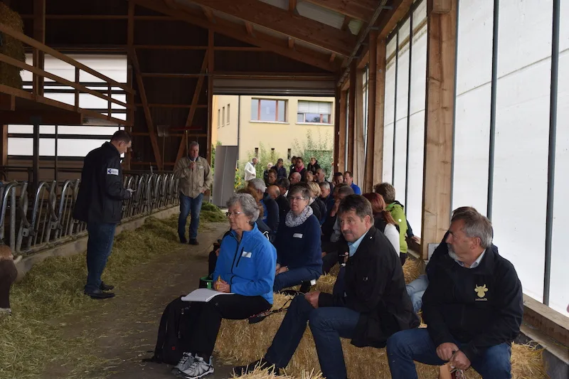 cff2af4e84af3ad339cb920577ed0ea2620034f3 Wohin geht es mit der Schweizer Milchproduktion? Darüber diskutierten die Bauernpolitiker im Milchviehstall von Peter Schlauri. (Bild sgi)