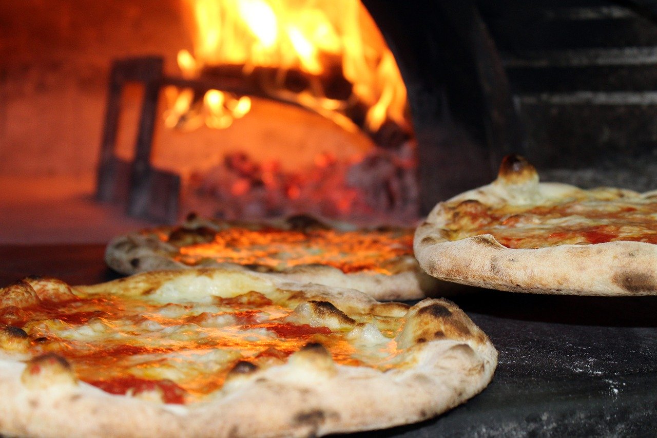 Pizza gibt es bis auf Weiteres vor allem aus dem eigenen Ofen – in Restaurants dürfen nämlich neu nicht mehr als 50 Personen anwesend sein. (Bild Pixabay)
