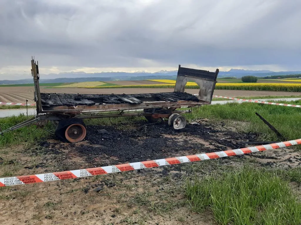 3ff80c42f7de50fcc94d454bdbaeaa940f5d9e12 Ein in Brand gesetzter Anhänger, auf dem ursprünglich mal Plakate gegen die Agrar-Initiativen angebracht waren, war einer der traurigen Höhepunkte im Abstimmungskampf. (Bild SBV)