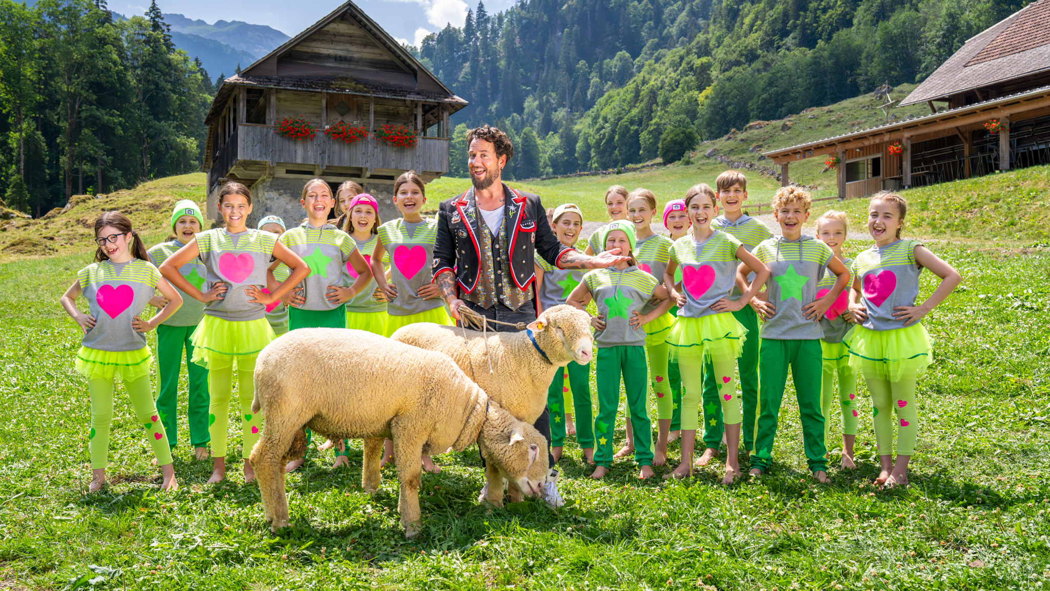 Trauffer zeigt sich begeistert von der Zusammenarbeit mit den jungen Sängerinnen und Sängern. Auch die Schafe spielen eine Rolle im Musikvideo.