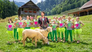 Trauffer zeigt sich begeistert von der Zusammenarbeit mit den jungen Sängerinnen und Sängern. Auch die Schafe spielen eine Rolle im Musikvideo.