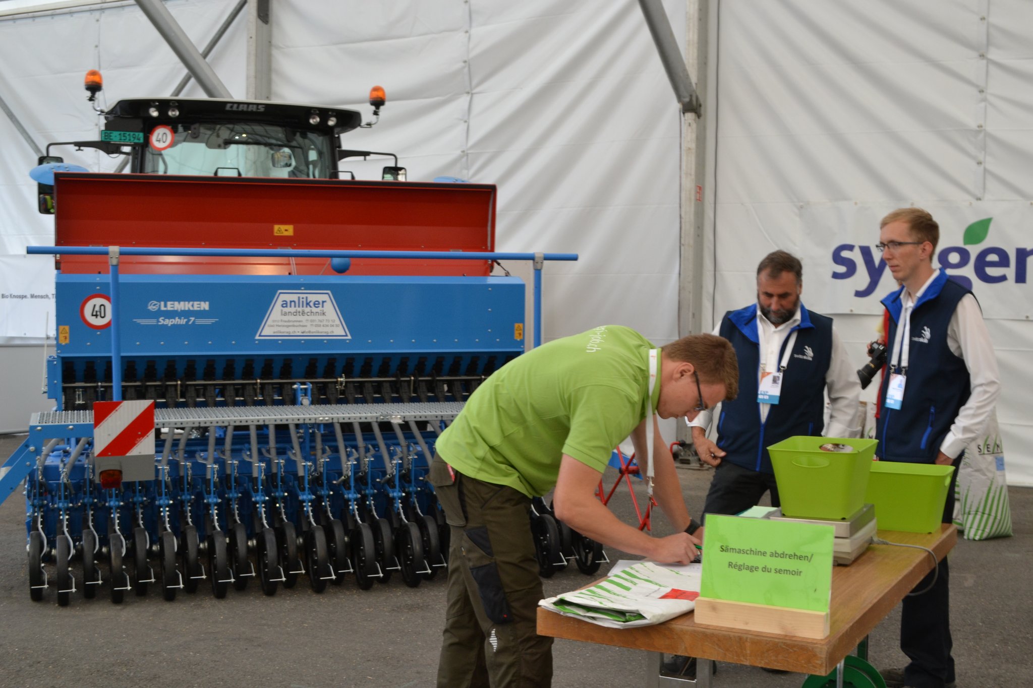 Der Landwirt Johannes Meyer muss beim Rechnen einen kühlen Kopf bewahren – trotz strenger Beobachtung. (Bild Debora Moos)