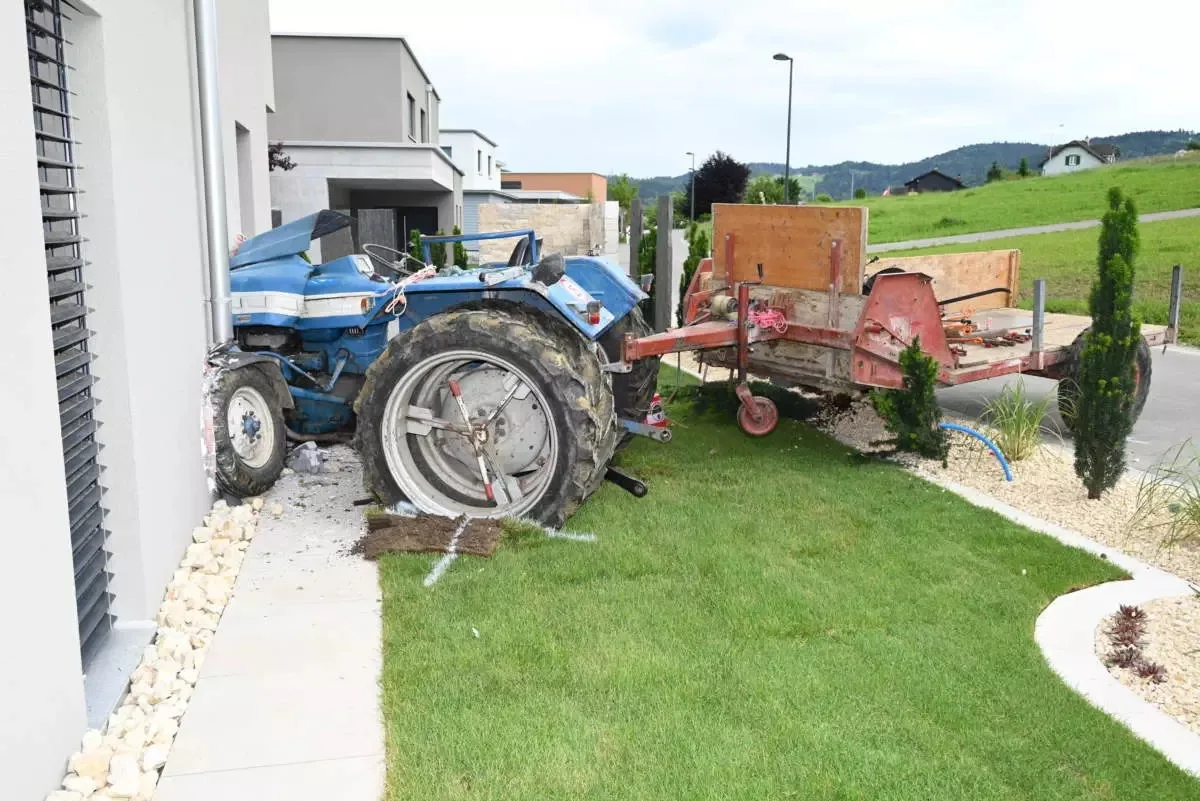 Uzwil_1 Mann wird vom eigenen Traktor überfahren
