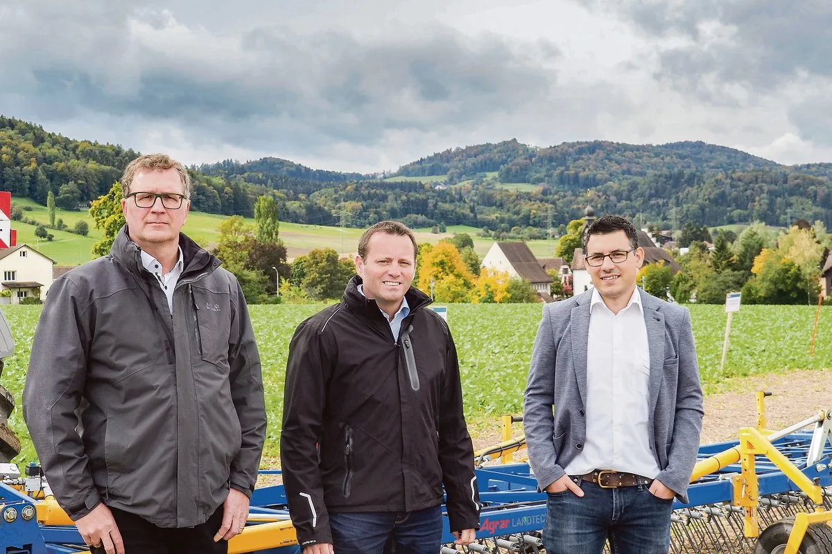 181fd49682b5bf9bacc0a1918b7417f2bded6902 Heinz Ehmann vom Thurgauer Amt für Umwelt, Ueli Bleiker, Chef des Thurgauer Landwirtschaftsamts, und Projektleiter Florian Sandrini vom BBZ Arenenberg informierten zum Stand der Umsetzung des Projekts Aquasan.(Bild Christian Weber)