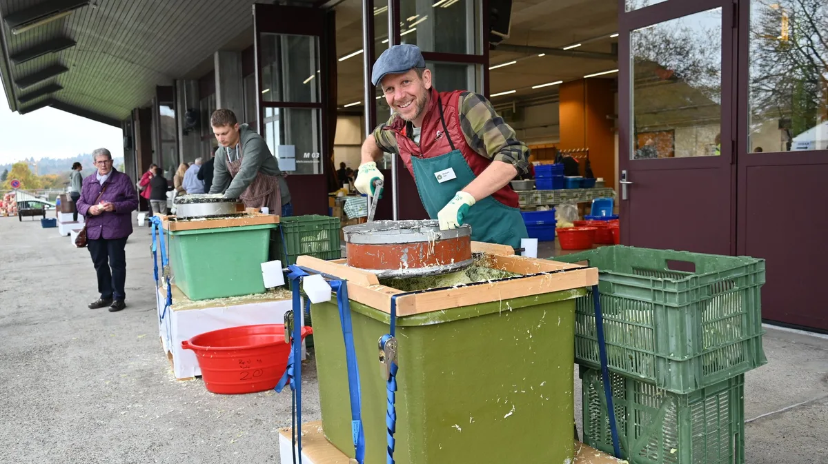 Michael_Bur Am Wallierhof wird fleissig Chabis gehobelt