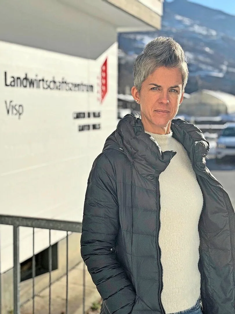 e081bdb4a53ea62b6515febc2189dea4ad3ed7551d646d6e767790e3888e79b8 Karin Oesch will als Direktorin des Landwirtschaftszentrums Visp im Bereich Kommunikation und Direktvermarktung Gas geben.