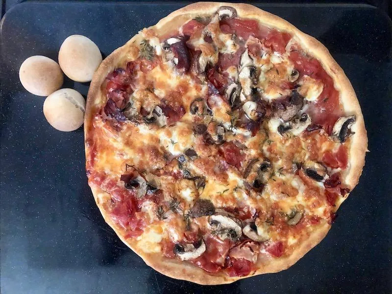 6735dccf8bcdb854e56adafae93190a5c2fffa83 Bier-Pizzateig macht einen schön knusprigen Boden. Aus Resten gibt es feine Aperobrötchen. (Bilder et)