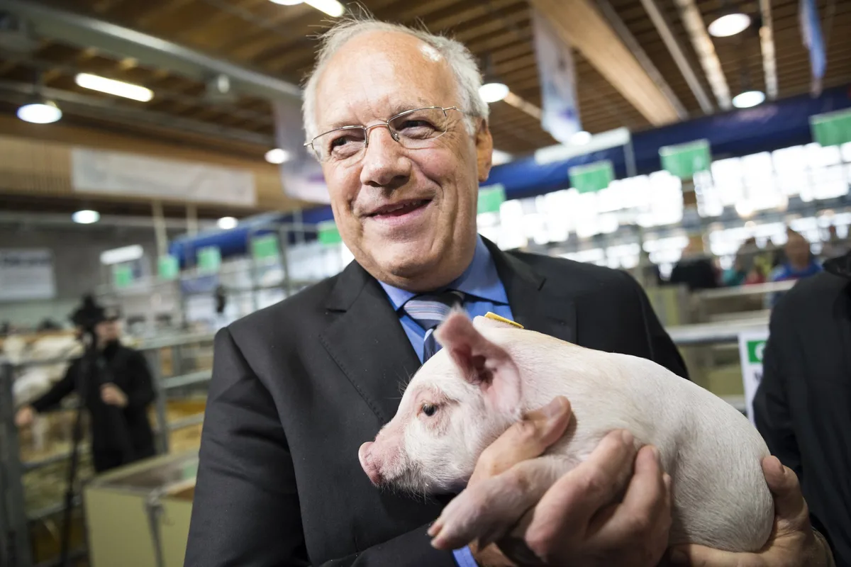 a9553d92d3afcbaff24d9bdc3fbdac61fdee7a4f Auch das obligate Bild mit dem Olma-Säuli durfte nicht fehlen: Johann Schneider-Ammann an der Eröffnung der Olma 2015. (Bild Keystone)