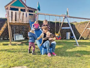 Anita Hodel hat mit den vier Kindern der Familie Müller im wahrsten Sinne alle Hände voll zu tun. Die Kinder geniessen die Aufmerksamkeit der Agrihome-Mitarbeiterin.
