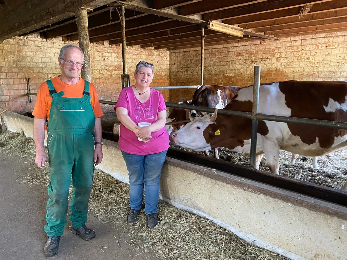 87ee3d9e28c4b883aca8e9cfc3563361c763031c Zur Bekämpfung von Stallfliegen setzen Arthur und Ruth Leimgruber (in der Hand ein Becher mit Schlupfwespen) seit 10 Jahren Nützlinge ein. Bisher haben sie nur gute Erfahrungen gemacht. (Bilder Katrin Erfurt)