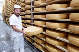 Julien Jungo produziert mit viel Leidenschaft Gruyère AOP. Das neue Lager ist das Herzstück der neuen Käserei.