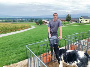 Milchbauer Daniel Heeb von der Oberreussegg in Sins ist froh über die grösseren Parzellen und besseren Erschliessungen durch neue asphaltierte Wege.