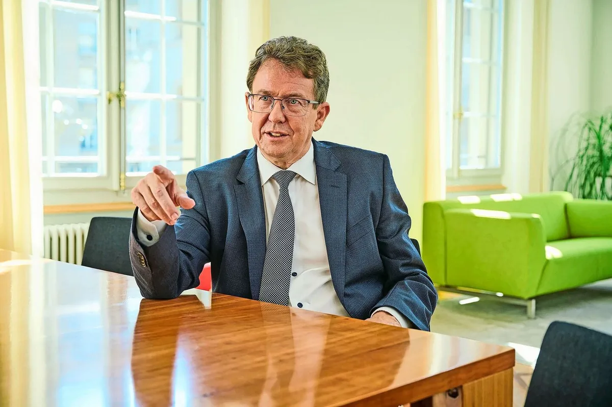 f1c0f6e88c67c214b976e7bbe54f9f916b4fe4c8699e3a3df07d479ec6d1714f Bundesrat Albert Rösti erklärt im Interview, warum die insgesamt 53 ha Fläche in die Verbreiterung der Autobahn «investiert» werden müssen.