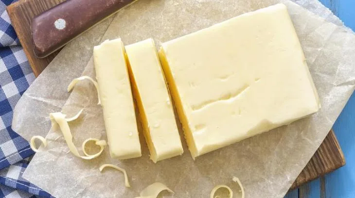 569b71a6567d6d936732499e3b54c90538b85550 Lange auf dem Berg verschrien, nun zur Mangelware geworden. Butter kommt nicht nur hochoffiziell ins Land, sondern auch relativ leise für Exportware via Veredelungsverkehr. (Bild BauZ/Adobe Stock)