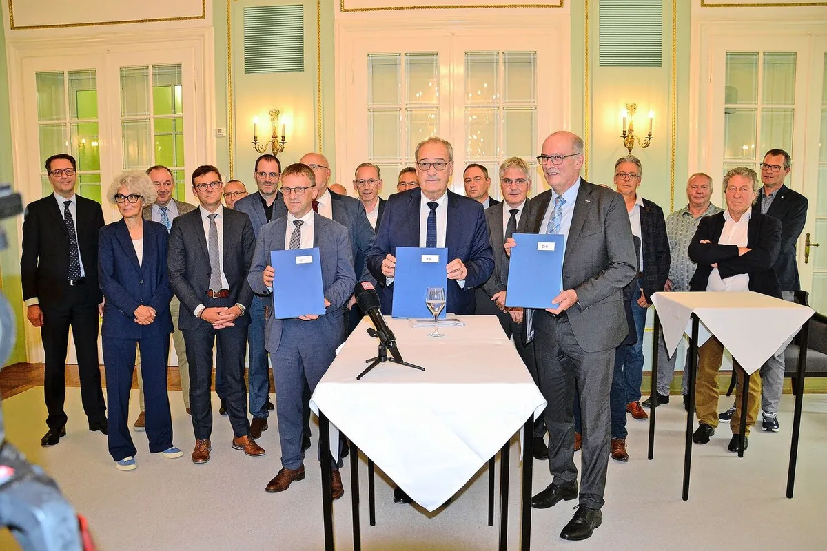 Alle Unterzeichnenden scharen sich hinter Bundesrat Guy Parmelin, um bildhaft ihre Einigkeit zu demonstrieren.