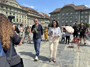 Symbolisch trugen Franziska Herren und Befürworter der Initiative ein Wasserglas bepflanzt mit verschiedenen Setzlingen vom Bundesplatz zur Bundeskanzlei, um dort die 113'103 Unterschriften abzugeben.