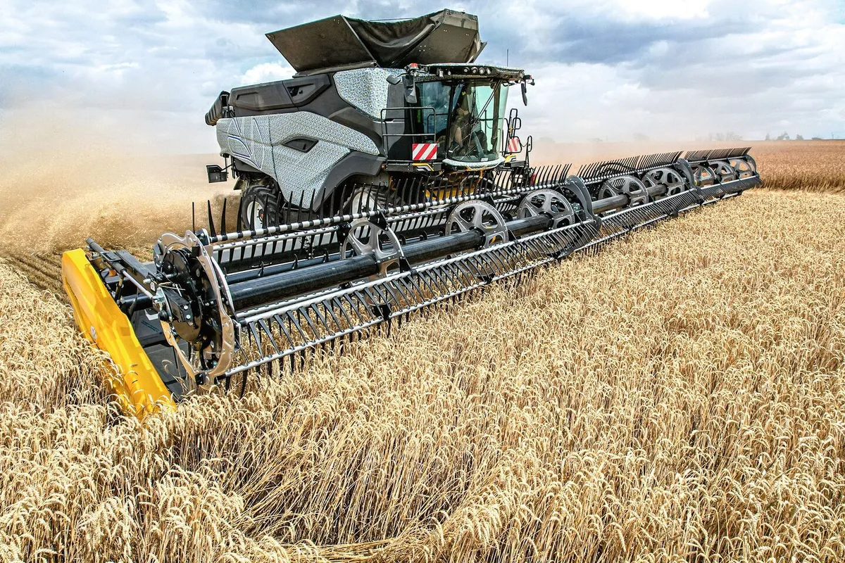 ce1898e2d2b27c4d9c4e63d4a6f0d4d4c1c2c9f84dee3e451e4342a81c4b1530 Der CR-Mähdrescher von NewHolland wurdeneu entwickelt. Dank einer neuartigen Auslegungdes Antriebs der Drusch- und einigungselemente über eine Kardanwelle,gibt es mehr Platz für denDruschkasten, der breiter und somit leistungs-fähiger gebaut wurde.