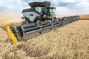Der CR-Mähdrescher von NewHolland wurdeneu entwickelt. Dank einer neuartigen Auslegungdes Antriebs der Drusch- und einigungselemente über eine Kardanwelle,gibt es mehr Platz für denDruschkasten, der breiter und somit leistungs-fähiger gebaut wurde.