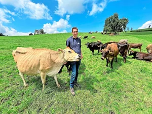 Michael Steiner mit seinen 38 Kühen auf einer Koppelweide. Jede Koppel wird maximal drei Tage bestossen, bei Nässe sogar nur je drei bis vier Stunden morgens und abends. So sorgt er für eine gute Futterbasis.