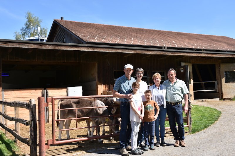 Martin und Jasmin Schaufelberger mit den Kindern und Lisbeth und Ueli Schaufelberger vor ihrem Betrieb. (Bild Karin Wyss)
