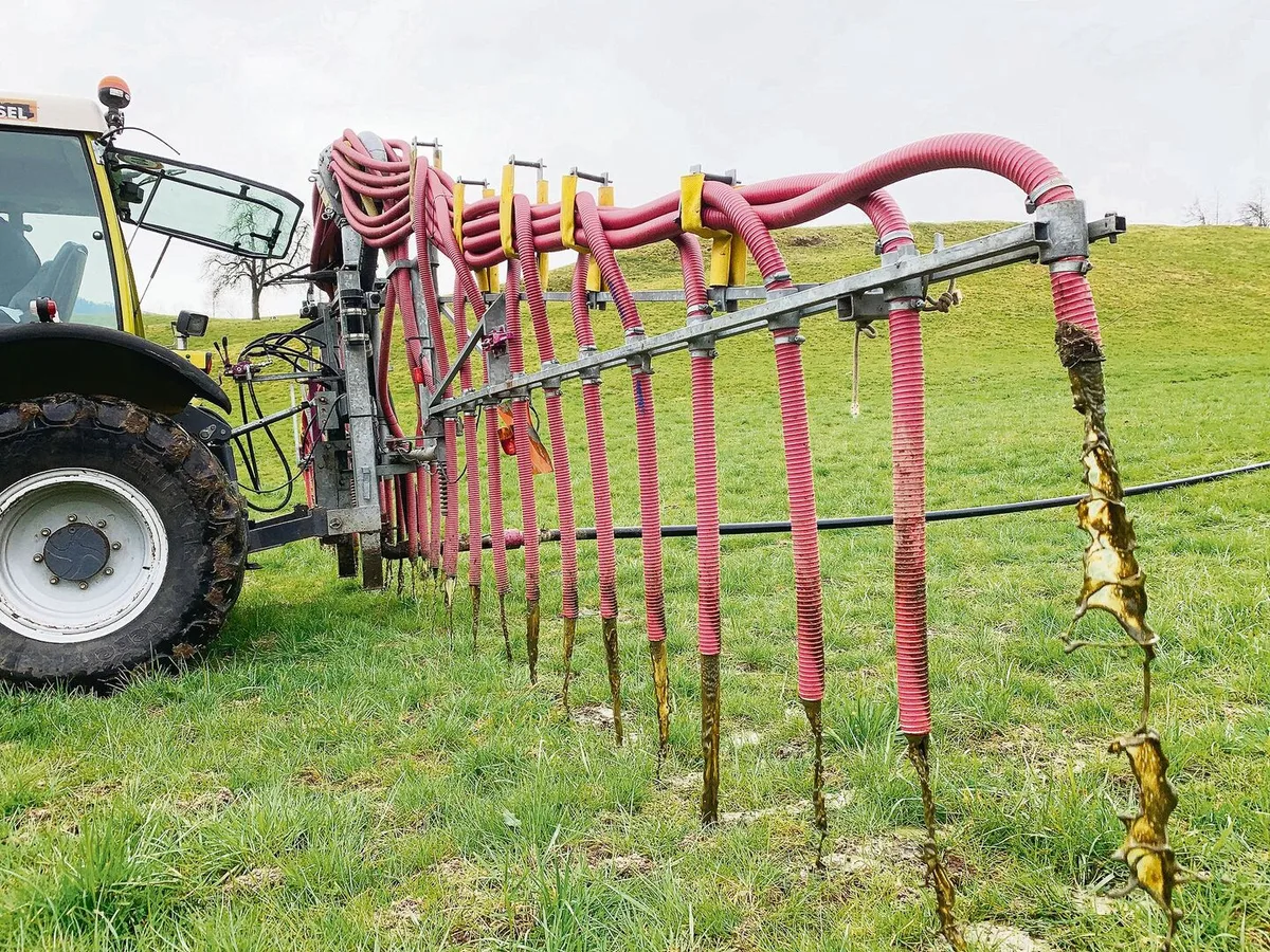 5bc11053228eb9bff91933564ab793527455eaeda0190eaa252d8c6f87fd3ee7 Noch sind viele Schleppschlauch-Verteiler zum emissionsarmen Güllen zuerst zu beschaffen. Die Branche rechnet mit Lieferengpässen bis Ende Jahr.